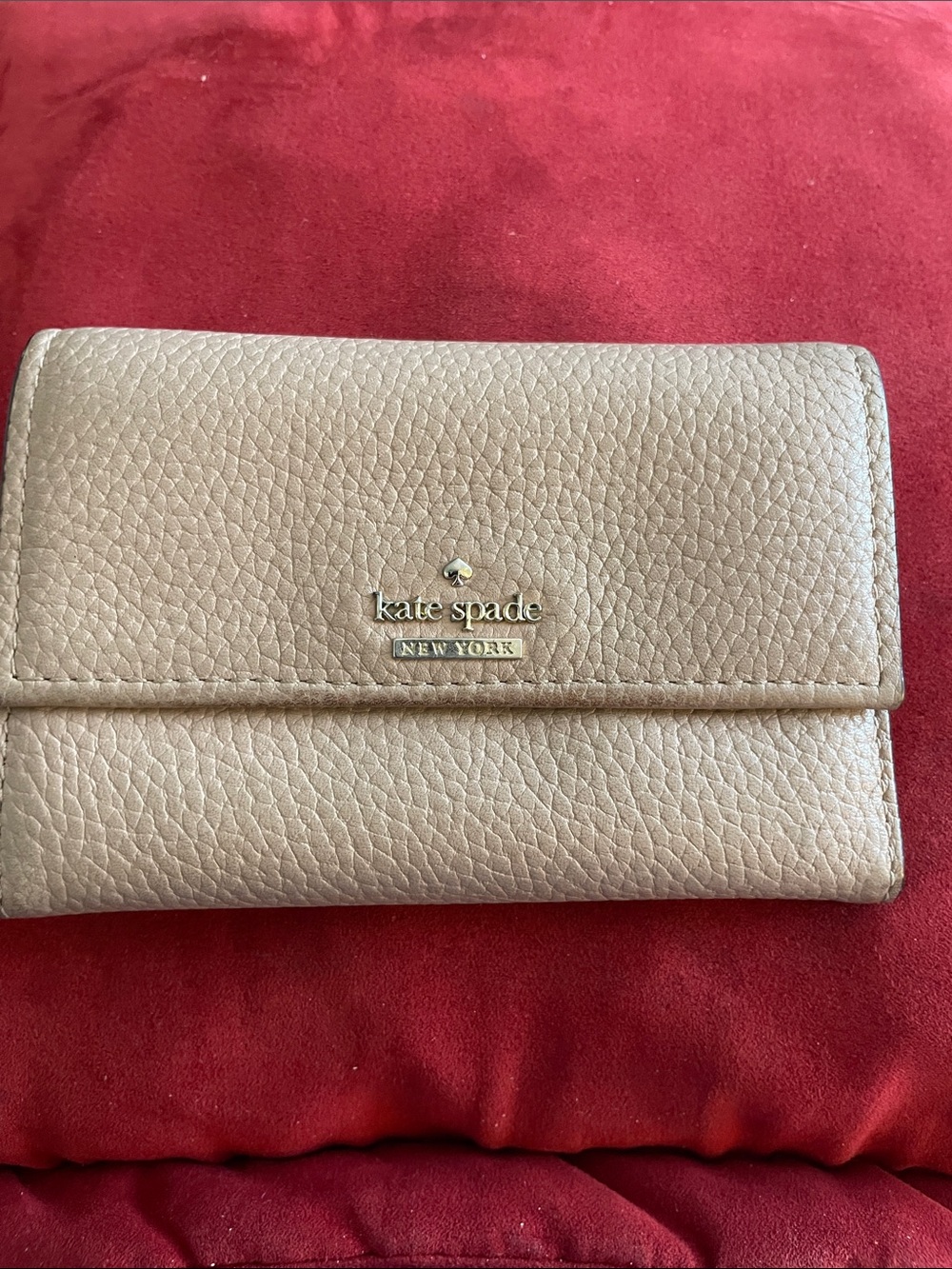 kate spade Pebbled Leather Trifold Beige  Wallet With Coin & Card Holder EUC